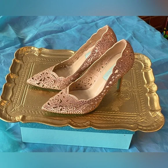 EUC w/box,Blue by Betsey Johnson Elsa Princess pumps,rose gold,ABS crystals, 8 - Picture 1 of 16
